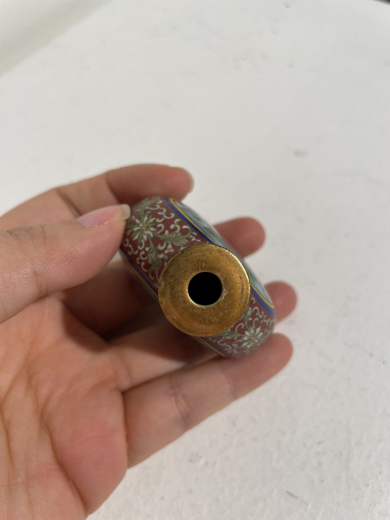 二十世紀 銅胎琺琅⌈松鶴延年⌋、⌈雙兔⌋鼻煙壺二件 | TWO CLOISONNÉ SNUFF BOTTLES - 图34