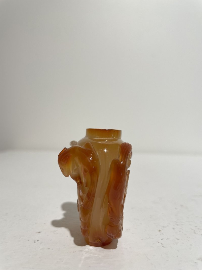 十九/二十世紀 橙色瑪瑙松鼠葡萄紋、紫色條帶瑪瑙雛菊紋鼻煙壺二件 | AN CHALCEDONY AGATE 'SQUIRREL' AND A STRIATED LAVENDER AGATE 'DAISY' SNUFF BOTTLE - 图8