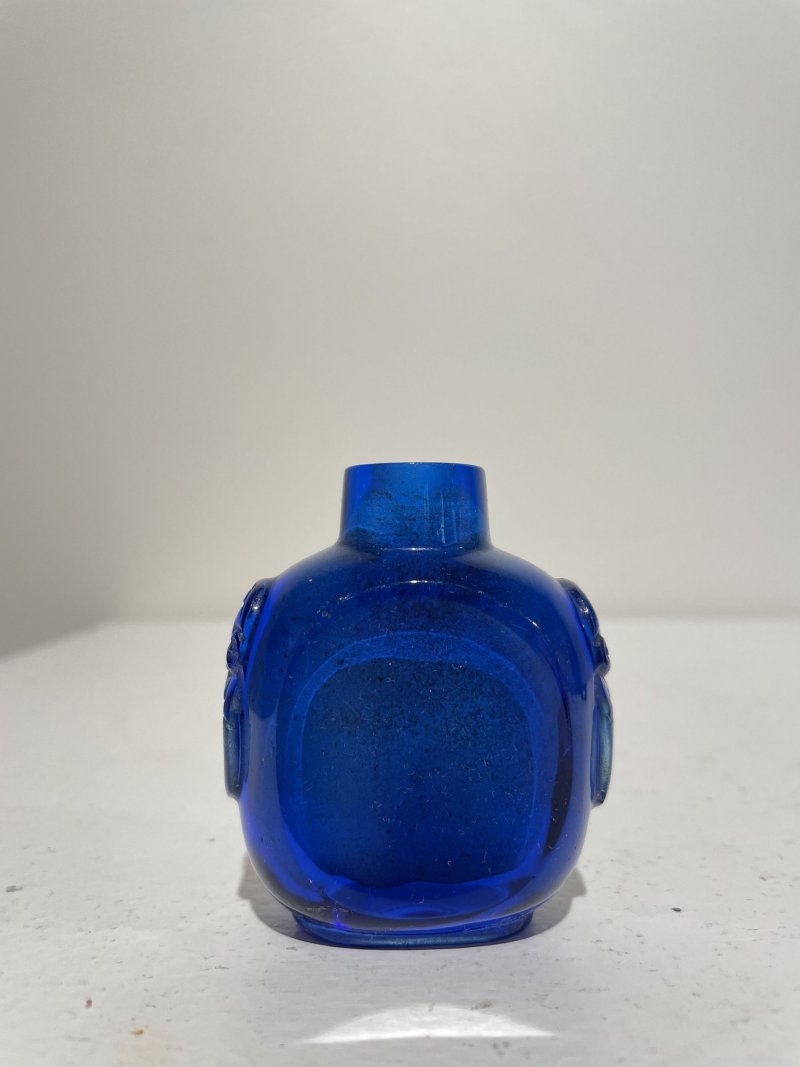 十九/二十世紀 寶石紅、藍玻璃鼻煙壺二件 | A RUBY-RED AND A BLUE GLASS SNUFF BOTTLES - 图34