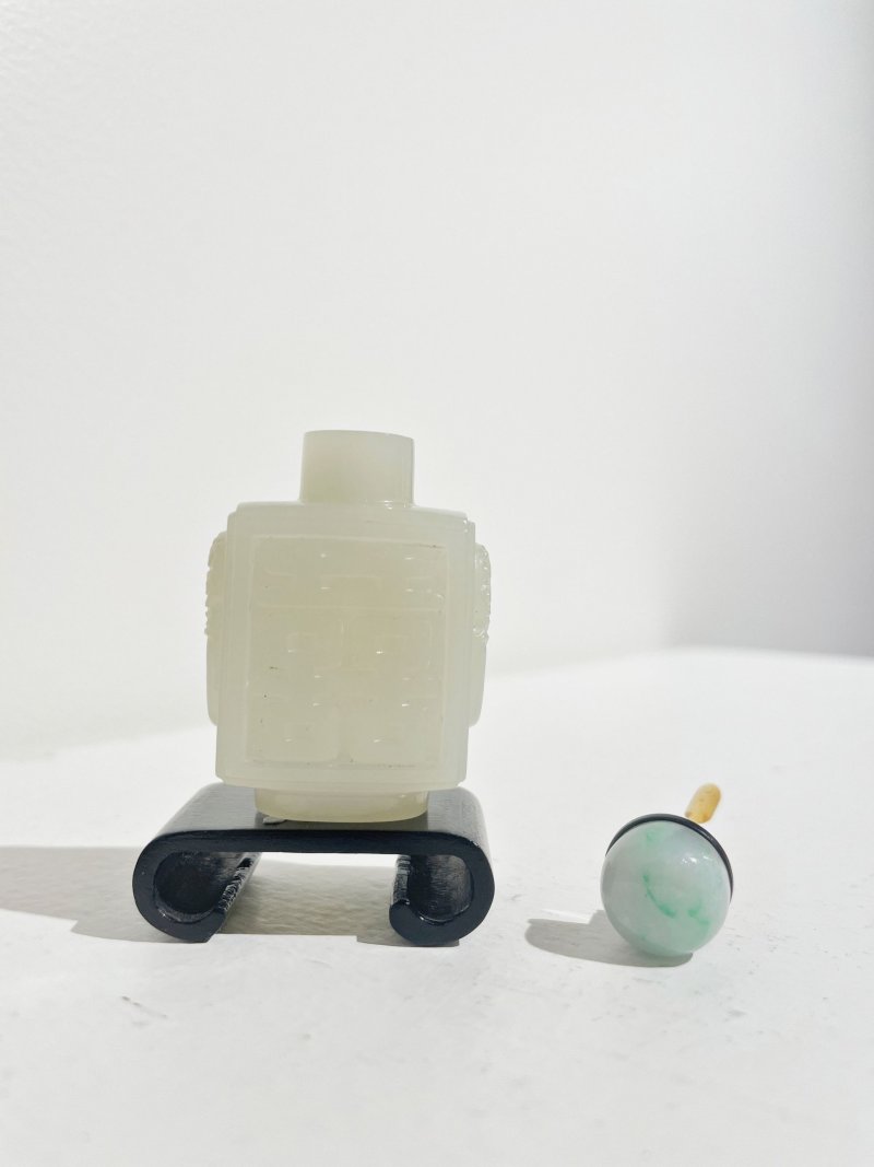 十八/十九世紀 白玉雙喜紋鼻煙壺、翡翠蓋 | A WHITE JADE 'DOUBLE HAPPINESS' SNUFF BOTTLE - 图25