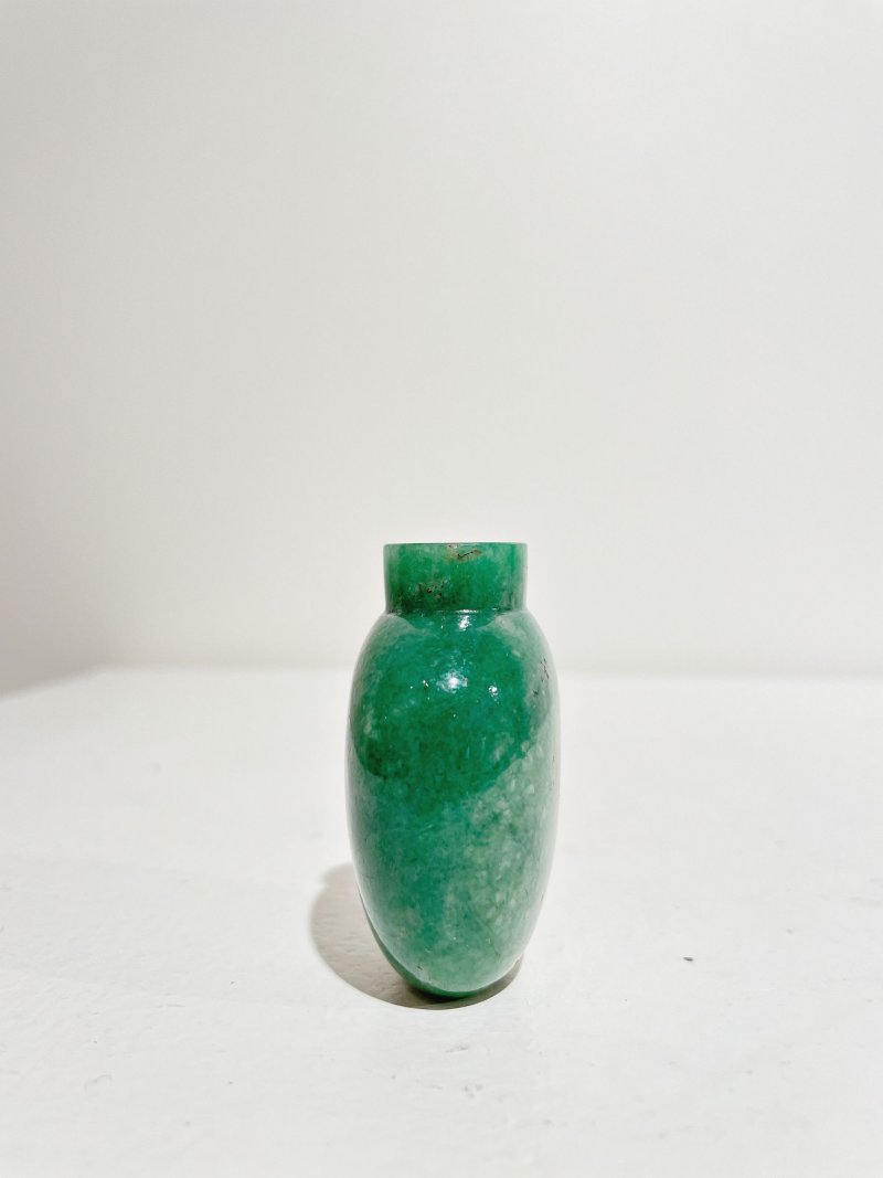 （壺）十九世紀 翡翠鼻煙壺及煙碟 | A GREEN JADEITE SNUFF BOTTLE AND A SNUFF DISH - 图23