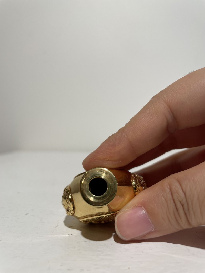 二十世紀 鑄金開光人物花卉紋鼻煙壺 | A GOLD 'PEONY AND LANDSCAPE' SNUFF BOTTLE - 图4