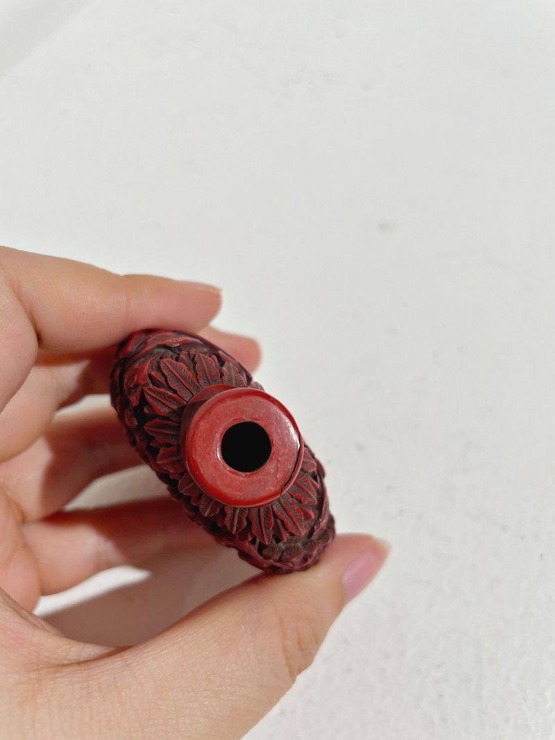 十九世紀 剔紅⌈掘地得金⌋鼻煙壺 | A CINNABAR LACQUER 'FIGURES' SNUFF BOTTLE - 图5