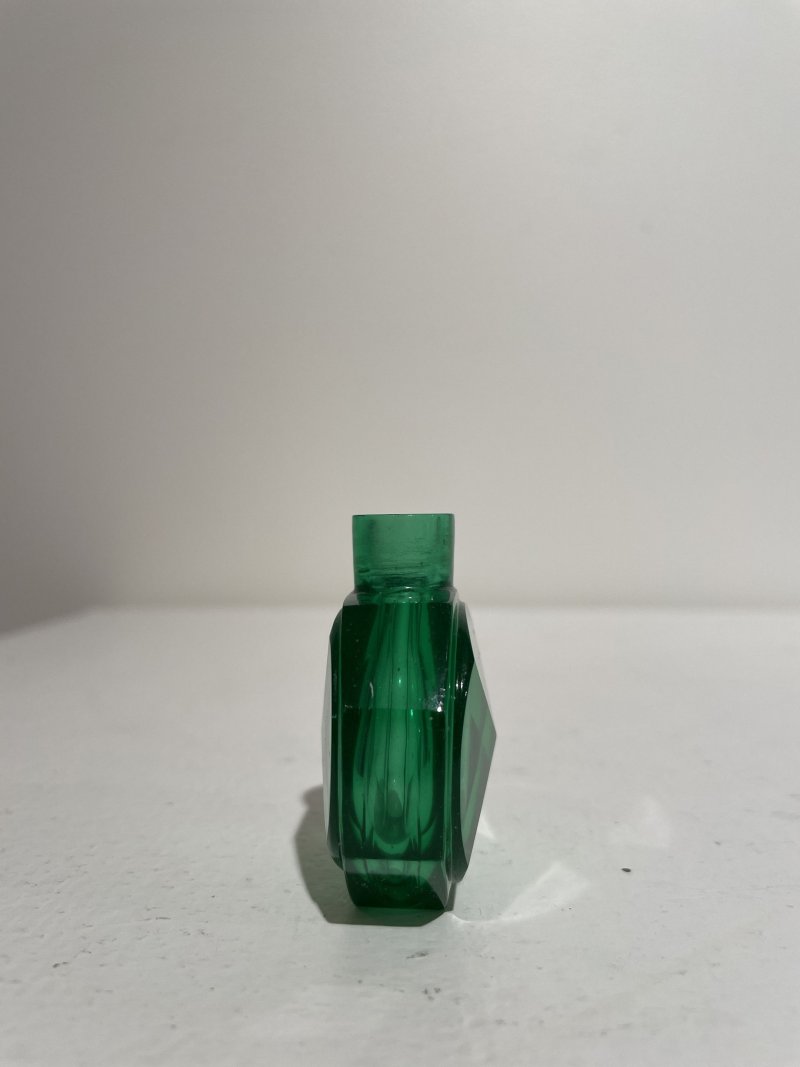 十九世紀中期 綠玻璃八楞式鼻煙壺 ⌈道光年製⌋刻款 | A FACETED GREEN GLASS SNUFF BOTTLE - 图17