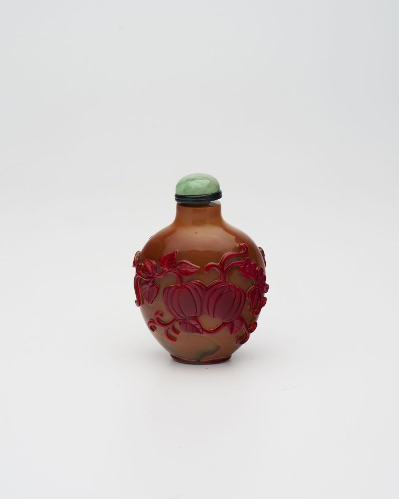 晚清至民國 琥珀套紅玻璃⌈瓜瓞綿綿⌋鼻煙壺、翡翠蓋 | A RED OVERLAY AMBER GLASS 'MELON AND LOTUS' SNUFF BOTTLE - 图2