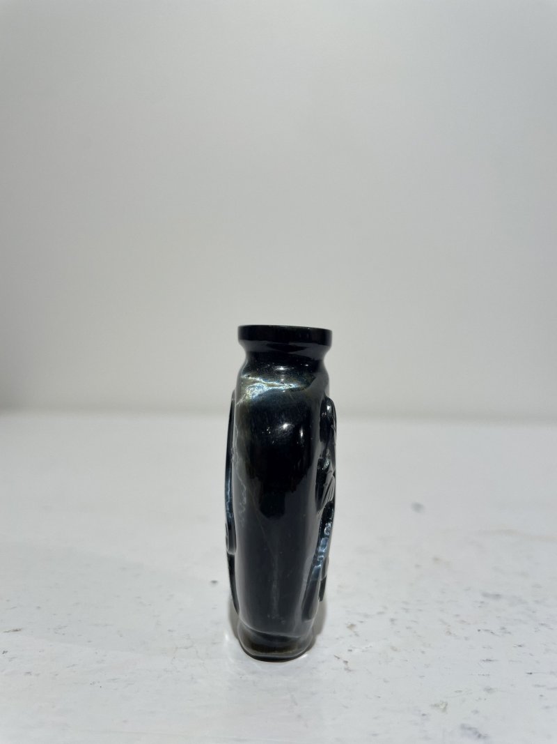 十九/二十世紀 碧玉⌈瓜瓞⌋、翡翠巧雕⌈連年有餘⌋、虎眼石⌈佛手⌋鼻煙壺三件 | A SPINACH JADE 'MELON', A JADEITE 'LOTUS' AND A TIGER'S EYE 'FINGER CITRON' SNUFF BOTTLES - 图9
