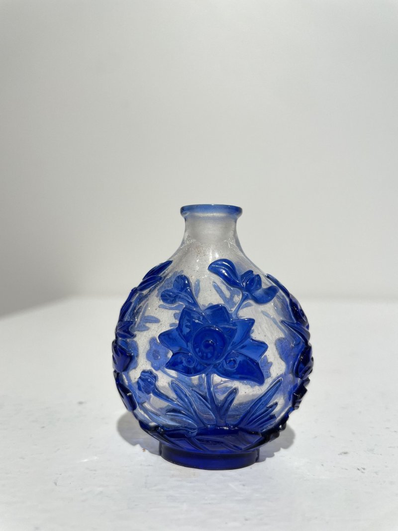 十九/二十世紀 透明地套藍玻璃蓮花紋、藍玻璃鼻煙壺二件及鼻煙碟一件 | TWO GLASS SNUFF BOTTLES AND A SNUFF DISH - 图30