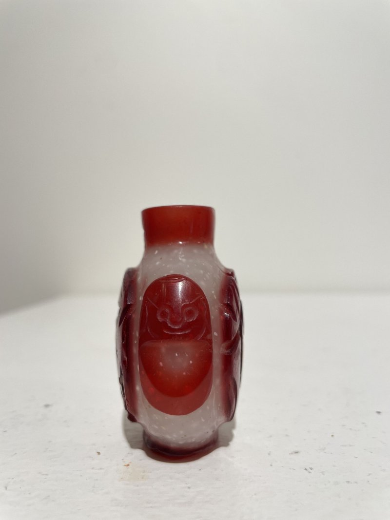 二十世紀 透明地套黃玻璃一馬當先紋、雄鷄紋、霏雪地套紅玻璃猴紋鼻煙壺三件 | THREE OVERLAY GLASS SNUFF BOTTLES - 图34