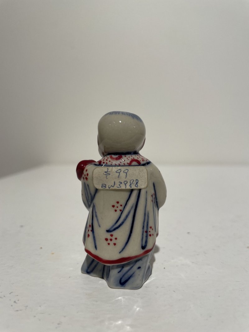 十九/二十世紀 青花庭院仕女紋、青花釉裏紅雙龍戲珠紋、瓷胎立姿童子、臥姿仕女、立姿老者鼻煙壺五件 其三⌈道光年製⌋、⌈乾隆年製⌋青花楷書款 | FIVE CERAMIC SNUFF BOTTLES - 图58