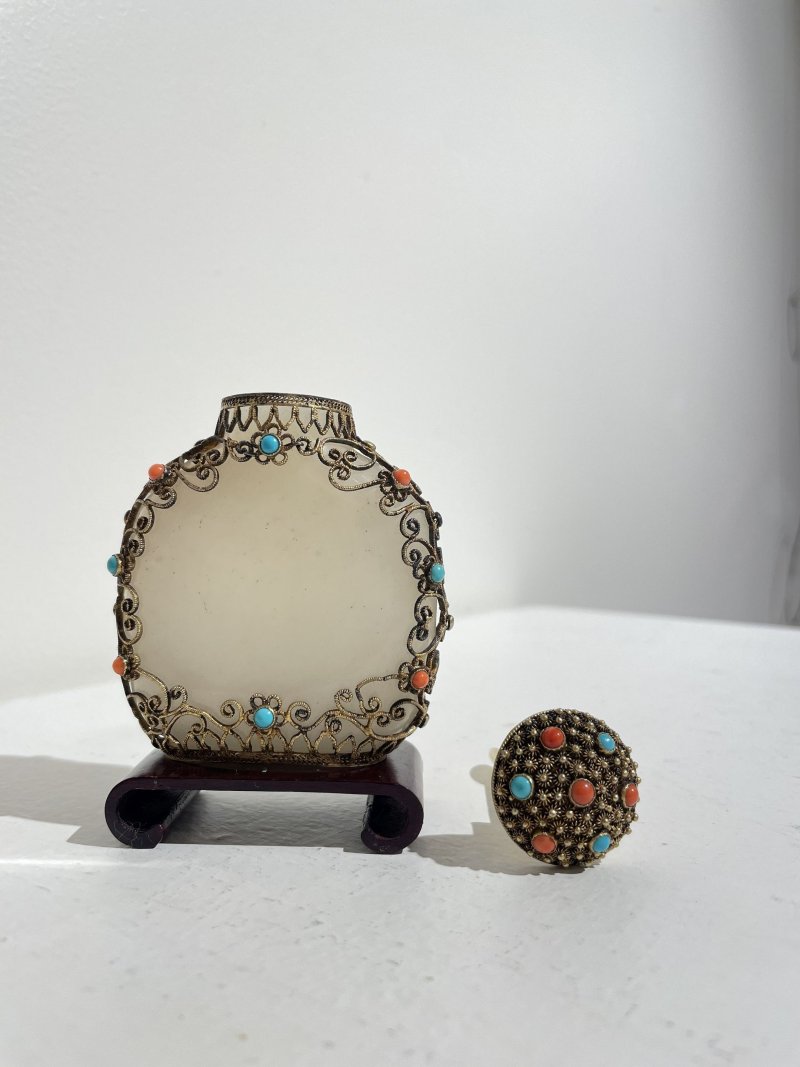 （玉）十八/十九世紀 白玉累絲鑲珊瑚綠松石珊瑚鼻煙壺 | AN INLAID FILIGREE-MOUNTED WHITE JADE SNUFF BOTTLE - 图16