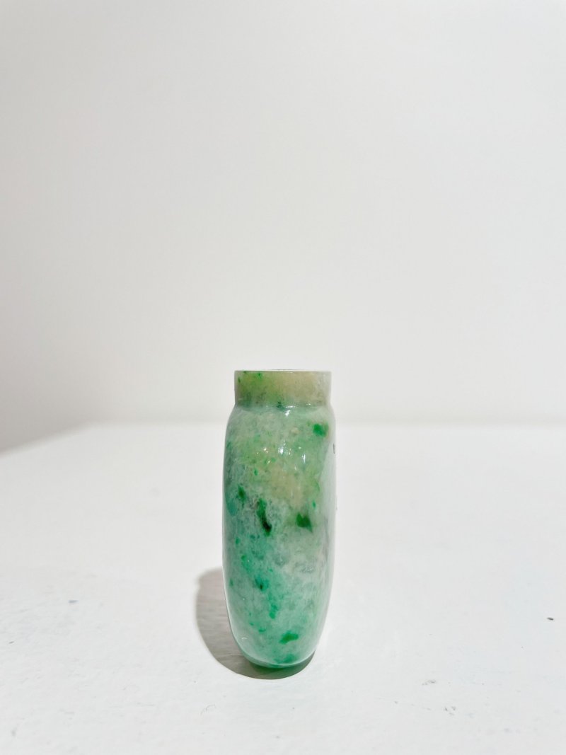 十九/二十世紀 翠玉光素鼻煙壺及煙碟 | A MOTTLED GREEN JADEITE SNUFF BOTTLE AND A SNUFF DISH - 图19