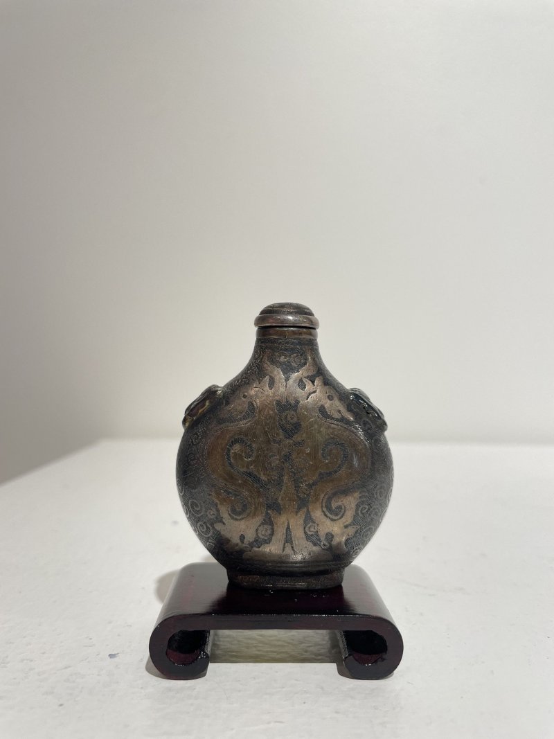 十九世紀 烏銀夔龍紋鼻煙壺 | A SILVER NIELLO 'KUI-DRAGON' SNUFF BOTTLE - 图26