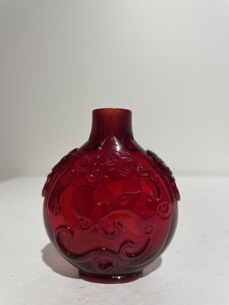 十九世紀 寶石紅玻璃龍鳳紋鼻煙壺 ⌈乾隆⌋刻款 | A RUBY-RED GLASS 'DRAGON AND PHOENIX' SNUFF BOTTLE - 图7