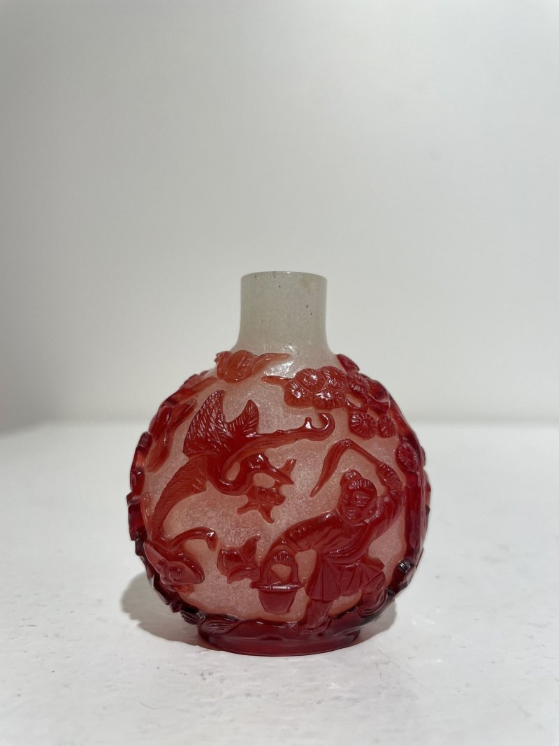 十九世紀 珍珠地套紅玻璃⌈松鶴延年⌋鼻煙壺 | A RED OVERLAY GLASS 'LONGEVITY' SNUFF BOTTLE - 图10