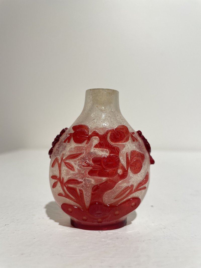 十九世紀 霏雪地套紅玻璃梅樹紋鼻煙壺 | A RED OVERLAY GLASS 'PRUNUS TREE' SNUFF BOTTLE - 图6