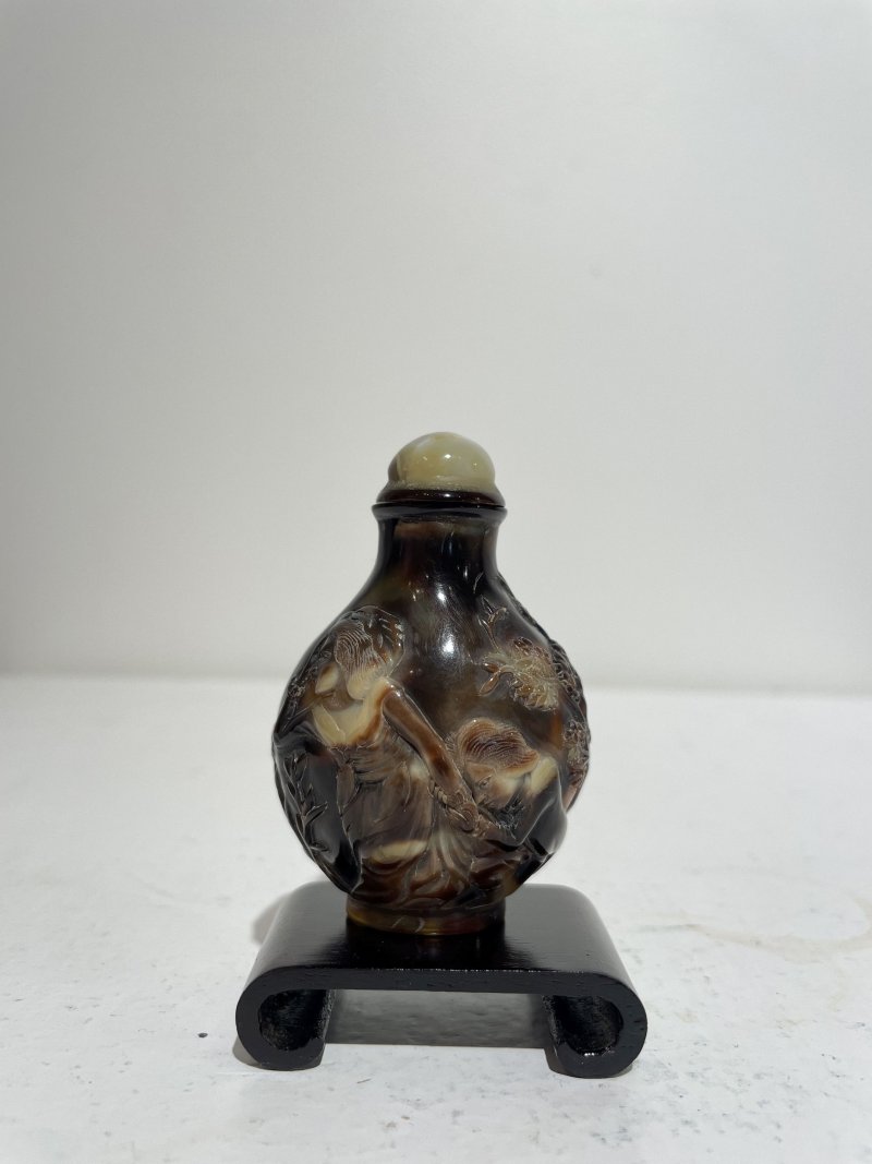 晚清 玳瑁西洋人物紋鼻煙壺 | A TORTOISESHELL 'EUROPEAN SUBJECTS' SNUFF BOTTLE - 图11