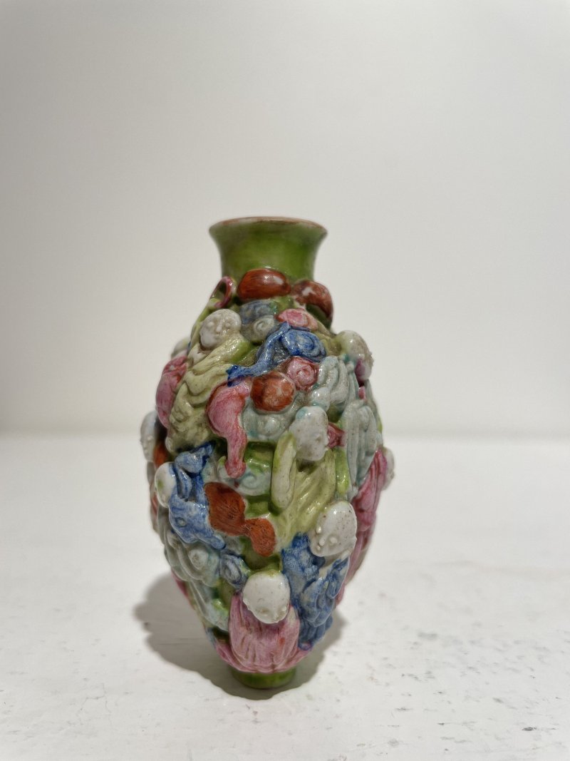 十九世紀 粉彩⌈十八羅漢⌋鼻煙壺 | A FAMILLE ROSE MOULDED 'ARHAT' SNUFF BOTTLE - 图8
