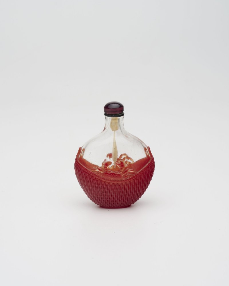 十九/二十世紀 透明地套紅玻璃簍蟹紋鼻煙壺 | A RED OVERLAY GLASS 'CRAB AND BASKET' SNUFF BOTTLE