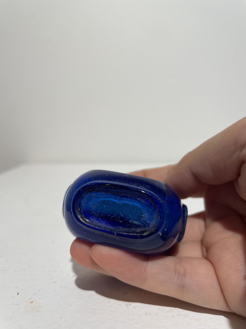 十九/二十世紀 寶石紅、藍玻璃鼻煙壺二件 | A RUBY-RED AND A BLUE GLASS SNUFF BOTTLES - 图10