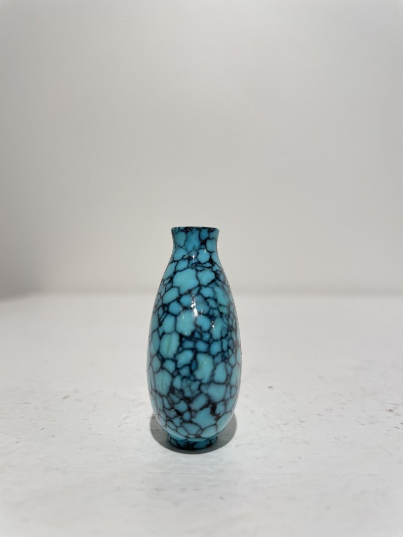 十九/二十世紀 抱子石、綠松石、水晶鼻煙壺三件 | A PUDDINGSTONE, A TURQUOISE, AND A ROCK CRYSTAL SNUFF BOTTLE - 图7