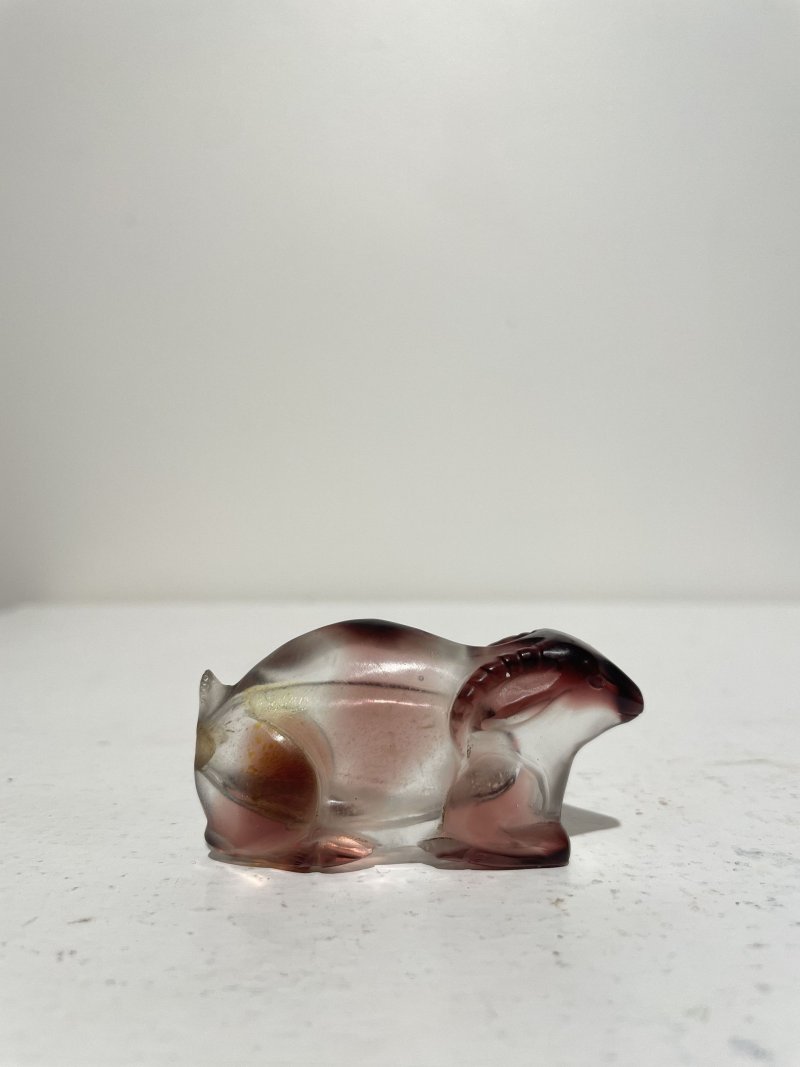 十九世紀 玻璃「猴」、「犬」、「羊」鼻煙壺三件 | THREE BI-COLOUR GLASS 'ZODIAC ANIMALS' SNUFF BOTTLES - 图28