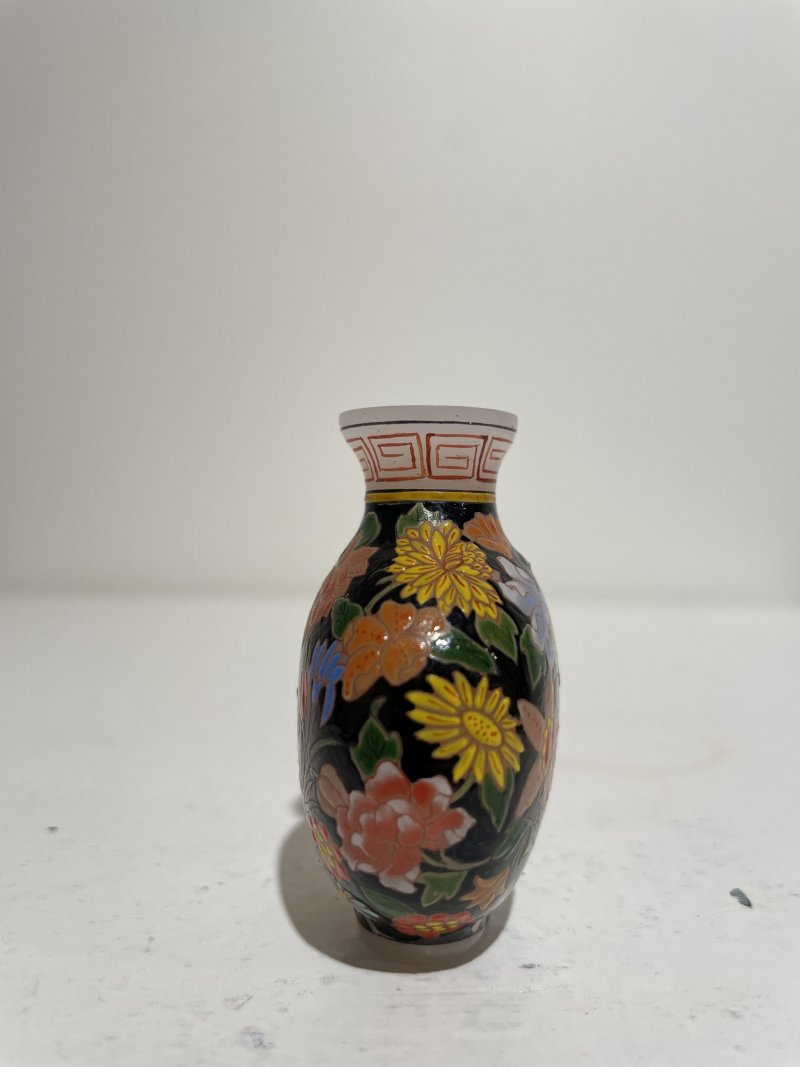 十九/二十世紀 白地套綠玻璃花鳥紋、淺綠地套三色玻璃蝶戀花紋、白地套藍玻璃行龍紋、玻璃胎畫琺琅花卉紋、多色玻璃葫蘆式、白地套墨黑玻璃印章紋鼻煙壺七件 其二⌈古月軒⌋藍料楷書款、⌈乾隆年製⌋青花楷書款 | SEVEN GLASS SNUFF BOTTLES - 图41