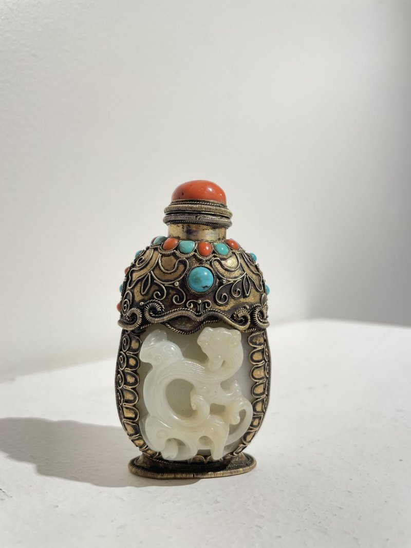 十八/十九世紀 白玉螭龍紋包銅鑲珊瑚綠松鼻煙壺 | A WHITE JADE 'CHI-DRAGON' SNUFF BOTTLE WITH INLAID AND GILT COPPER ENCASING - 图10