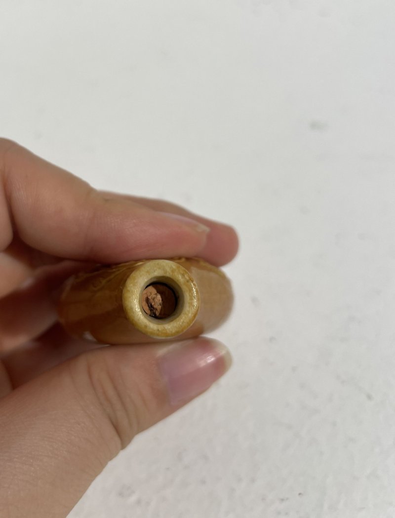晚清至民國 瓷胎琥珀釉柳蔭兔紋鼻煙壺 | A MOULDED AND AMBER-GLAZED BISCUIT 'RABBIT' SNUFF BOTTLE - 图7