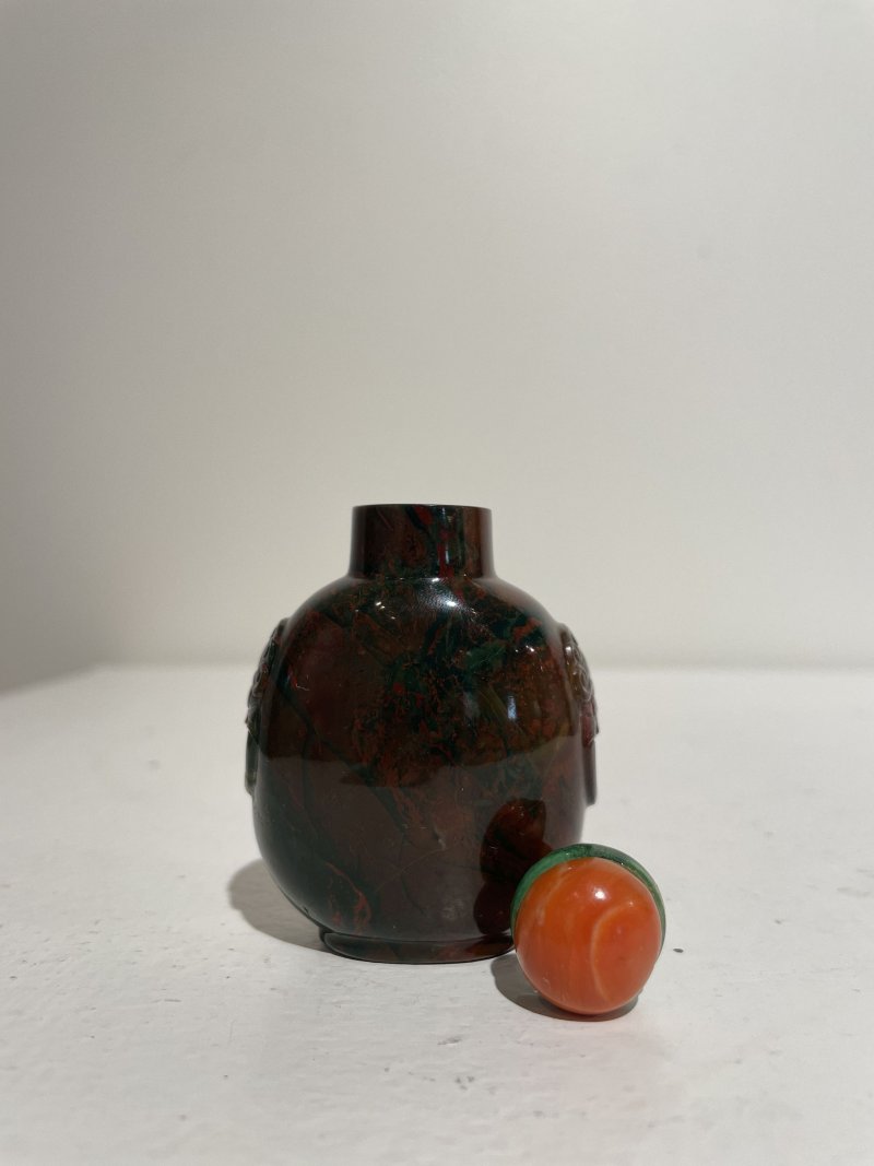 十九/二十世紀 碧石光素、瑪瑙光素鼻煙壺二件 | A JASPER AND AN AGATE SNUFF BOTTLE - 图33