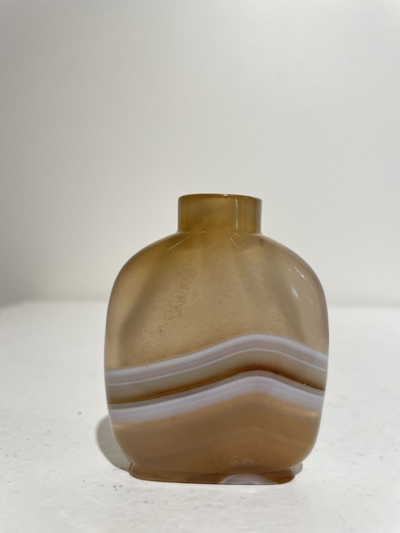 十九世紀 纏絲瑪瑙鼻煙壺、翡翠蓋 | A STRIATED AGATE SNUFF BOTTLE - 图7