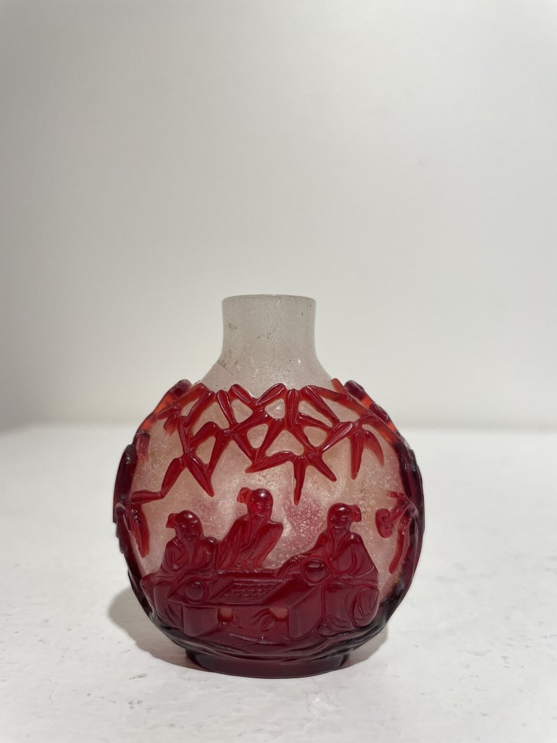 十九世紀 霏雪地套紅玻璃⌈竹林七賢⌋鼻煙壺 | A RED OVERLAY GLASS 'SCHOLARS' SNUFF BOTTLE - 图8