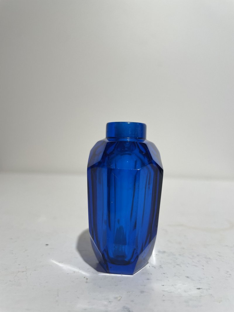 十八/十九世紀 藍玻璃磨花鼻煙壺 | A MULTI-FACETED BLUE GLASS SNUFF BOTTLE - 图6