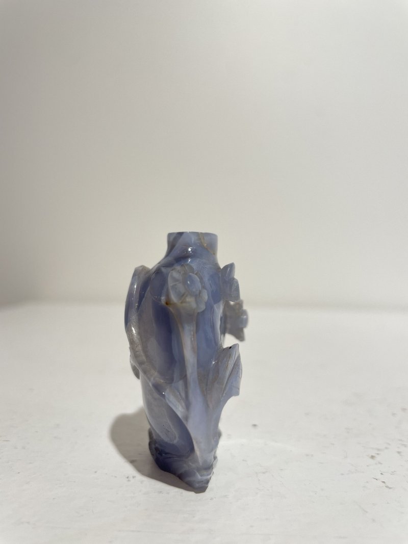 十九/二十世紀 橙色瑪瑙松鼠葡萄紋、紫色條帶瑪瑙雛菊紋鼻煙壺二件 | AN CHALCEDONY AGATE 'SQUIRREL' AND A STRIATED LAVENDER AGATE 'DAISY' SNUFF BOTTLE - 图33