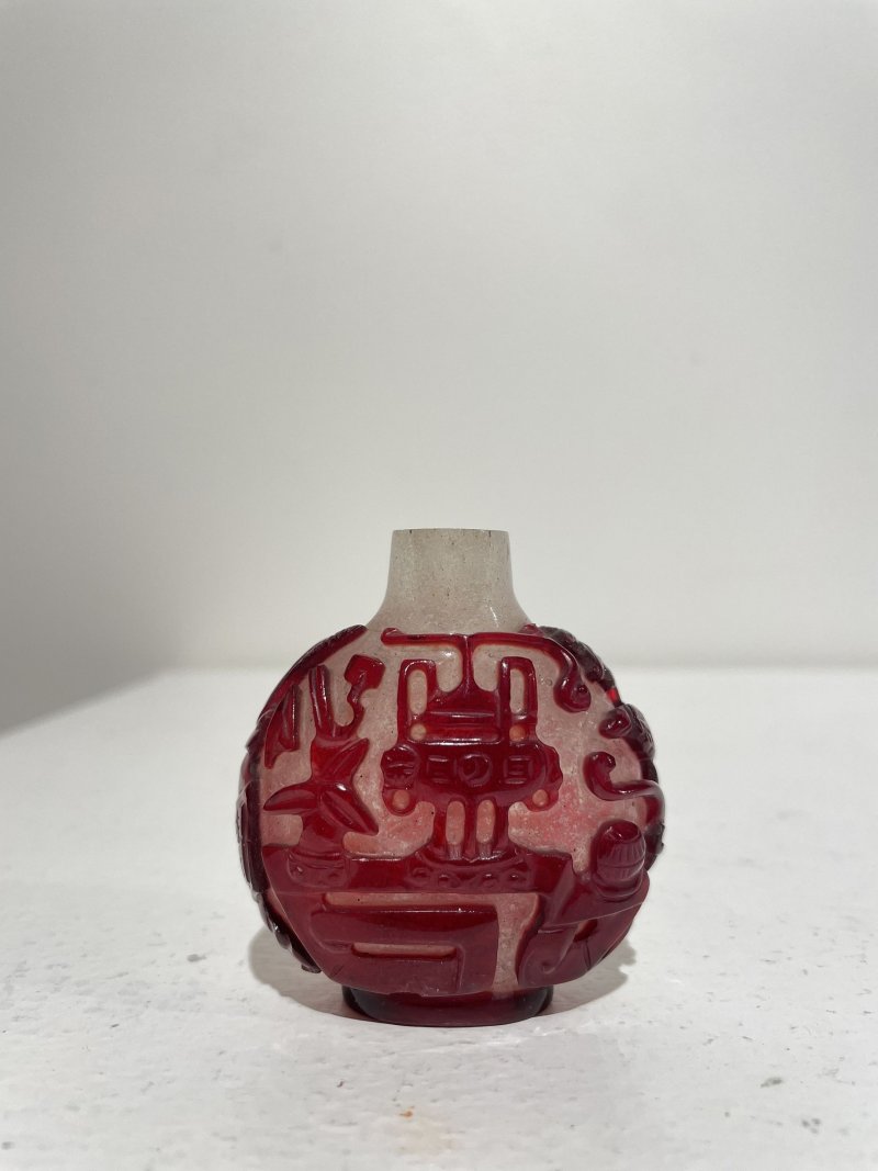 十九世紀 霏雪地套紅玻璃博古紋鼻煙壺 | A RED OVERLAY GLASS 'ANTIQUITY' SNUFF BOTTLE - 图16