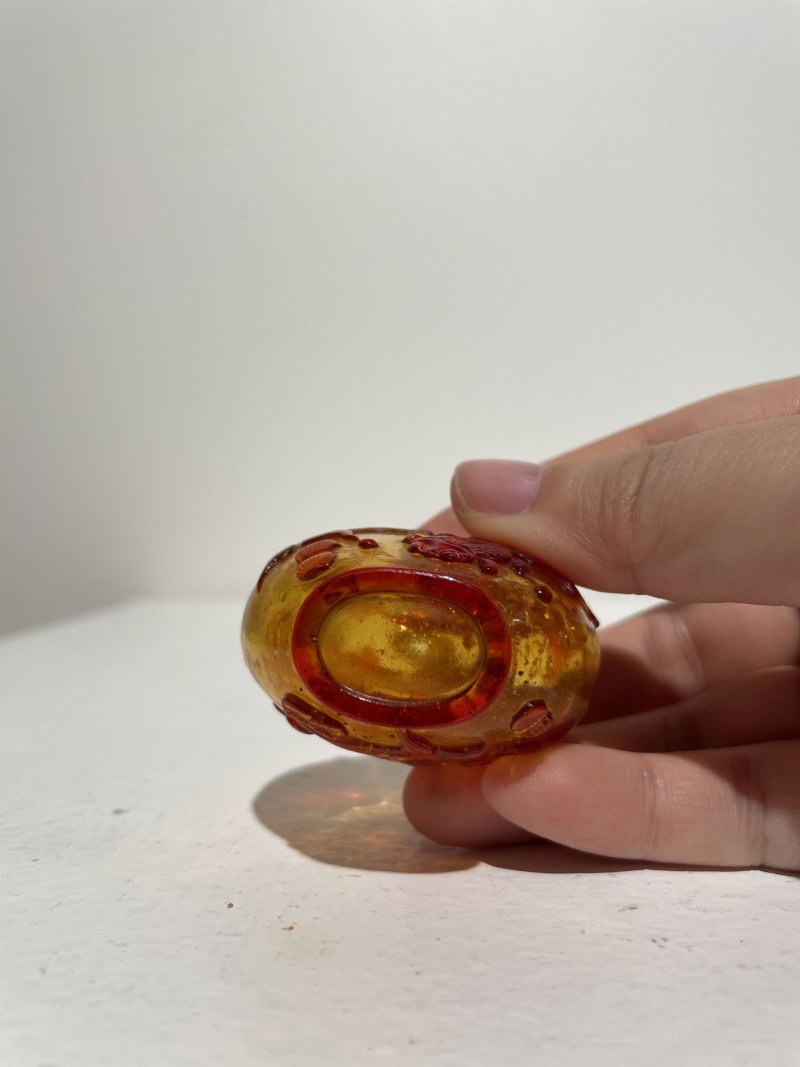 十九世紀 琥珀地套紅玻璃⌈金玉滿堂⌋鼻煙壺、珊瑚蓋 | A RED OVERLAY AMBER GLASS 'GOLDFISH' SNUFF BOTTLE - 图2