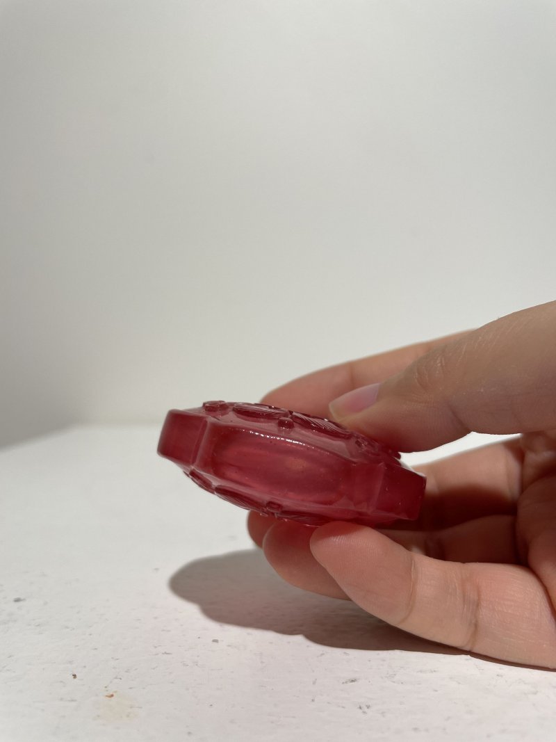 十九/二十世紀 綠色玻璃蓮花紋、粉色玻璃蓮花紋鼻煙壺二件 | A PINK 'FLORAL', AND A GREEN 'FLORAL' GLASS SNUFF BOTTLE - 图18