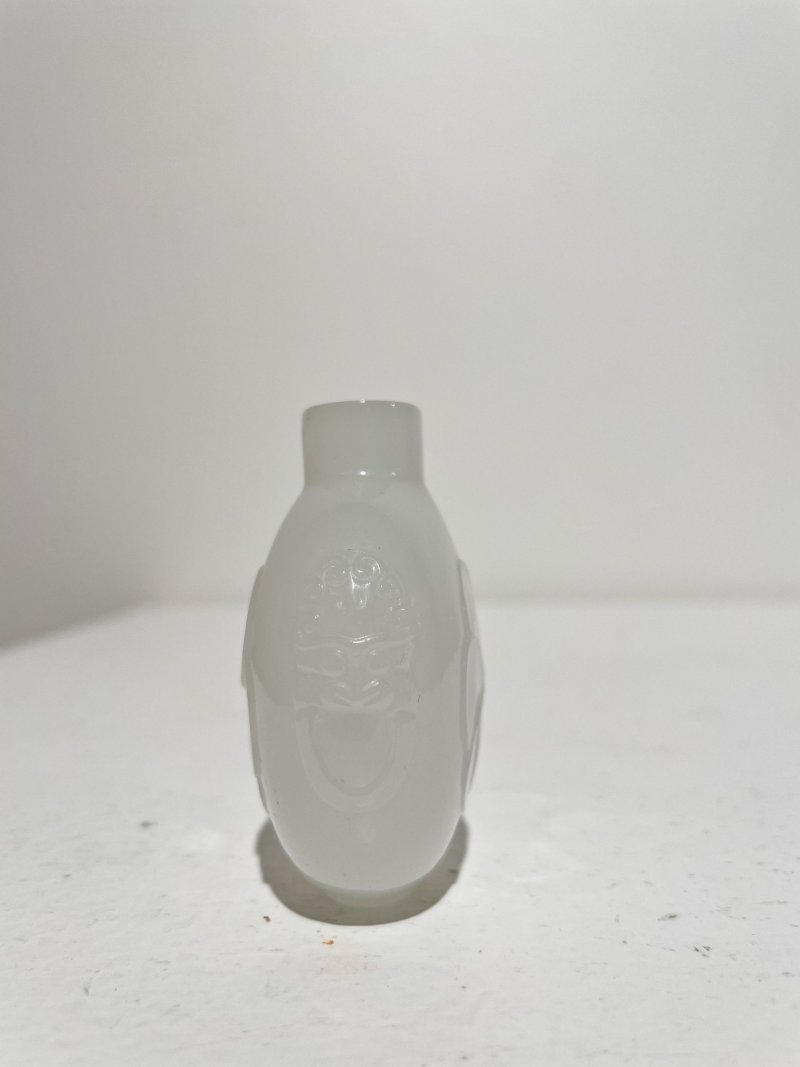 十九/二十世紀 白色玻璃花卉紋、鷄油黃玻璃瓜棱鼻煙壺二件及鼻煙碟二件 | A YELLOW AND A MILKY GLASS SNUFF BOTTLE AND TWO SNUFF DISHES - 图32