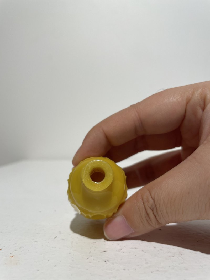 民國 雞油黃玻璃蓮瓣紋、「代代封侯」鼻煙壺二件及鼻煙碟二件 | TWO YELLOW GLASS SNUFF BOTTLES AND TWO SNUFF DISHES - 图34