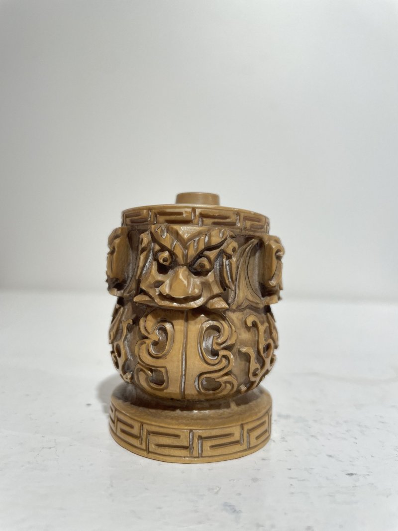 二十世紀 銅合金、鎏金黑色玻璃、雕刻葫蘆、打磨雕刻核桃、天然牙質鼻煙壺五件 其一⌈乾隆⌋刻款 | FIVE SNUFF BOTTLES OF VARIOUS MATERIALS - 图76