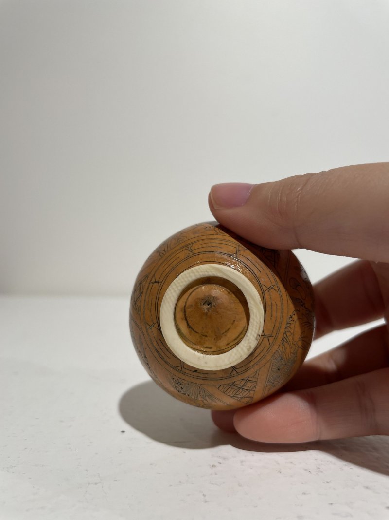 二十世紀 銅合金、鎏金黑色玻璃、雕刻葫蘆、打磨雕刻核桃、天然牙質鼻煙壺五件 其一⌈乾隆⌋刻款 | FIVE SNUFF BOTTLES OF VARIOUS MATERIALS - 图49