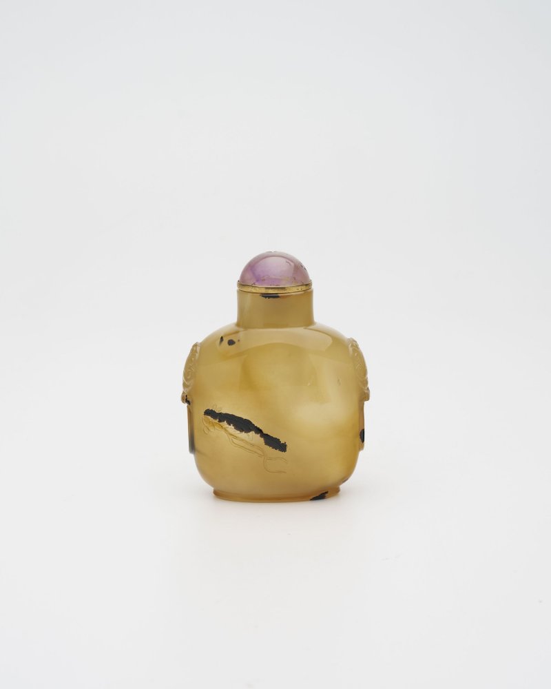 十九世紀 影瑪瑙⌈松鼠葡萄⌋鼻煙壺 | A SHADOW AGATE 'SQUIRREL AND GRAPES' SNUFF BOTTLE