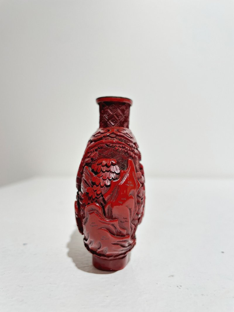 十九世紀 剔紅山水人物紋鼻煙壺、木雕石紋座 | A CINNABAR LACQUER 'FIGURES IN LANDSCAPE' SNUFF BOTTLE - 图7