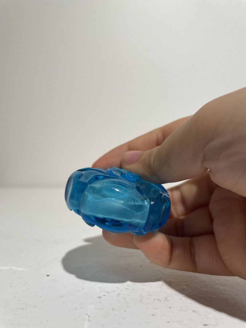 十九世紀 藍色玻璃金葵紋鼻煙壺二件 | TWO BLUE GLASS 'MALLOW' SNUFF BOTTLES - 图9