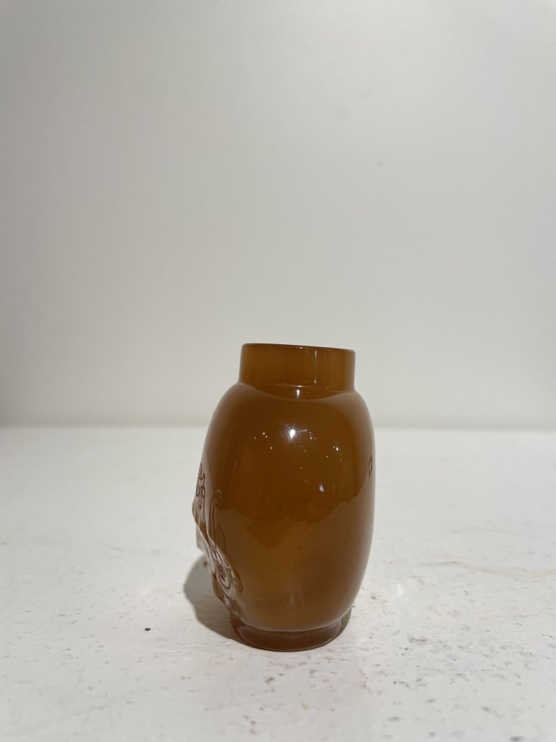 十九/二十世紀 瑪瑙巧雕一路連科紋、神獸紋鼻煙壺二件 | AN AGATE 'EGRET AND LOTUS' AND AN AGATE 'MYTHICAL BEAST' SNUFF BOTTLE - 图7