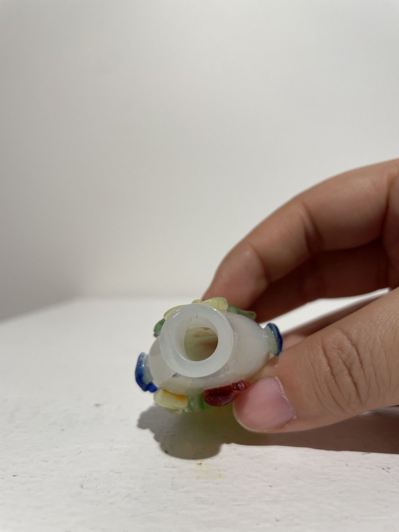 晚清至民國 涅白地套四色玻璃福來、花卉紋鼻煙壺二件 | TWO MULTI-COLOUR OVERLAY TRANSLUCENT GLASS 'FLORAL' AND 'RADISH' SNUFF BOTTLES - 图14