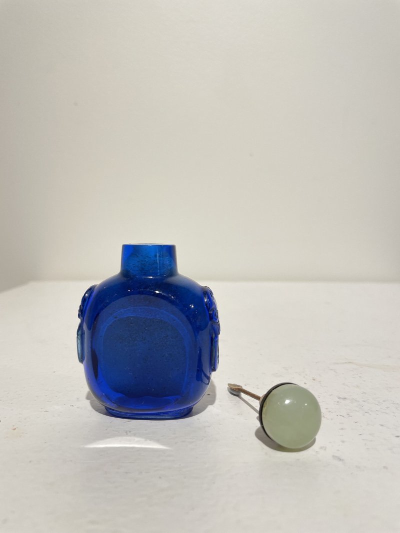十九/二十世紀 寶石紅、藍玻璃鼻煙壺二件 | A RUBY-RED AND A BLUE GLASS SNUFF BOTTLES - 图35