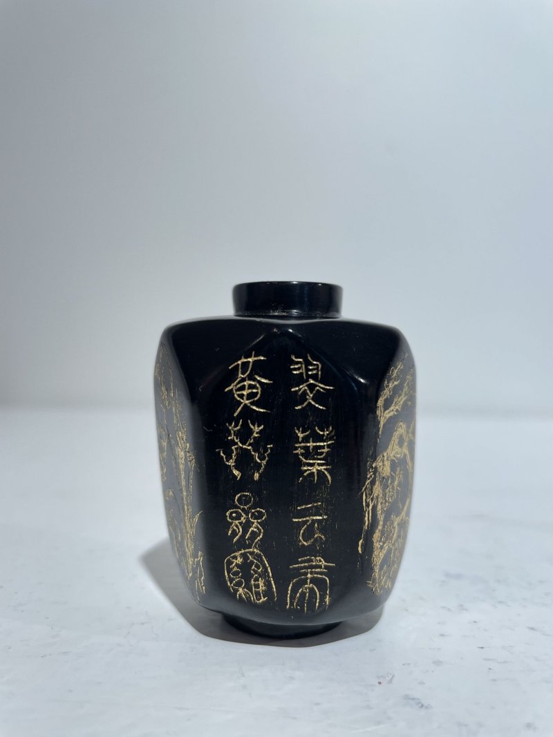 二十世紀 銅合金、鎏金黑色玻璃、雕刻葫蘆、打磨雕刻核桃、天然牙質鼻煙壺五件 其一⌈乾隆⌋刻款 | FIVE SNUFF BOTTLES OF VARIOUS MATERIALS - 图27
