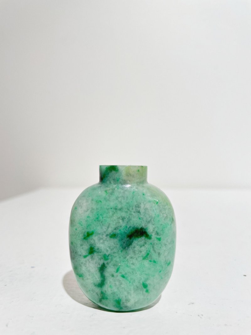 十九/二十世紀 翠玉光素鼻煙壺及煙碟 | A MOTTLED GREEN JADEITE SNUFF BOTTLE AND A SNUFF DISH - 图20