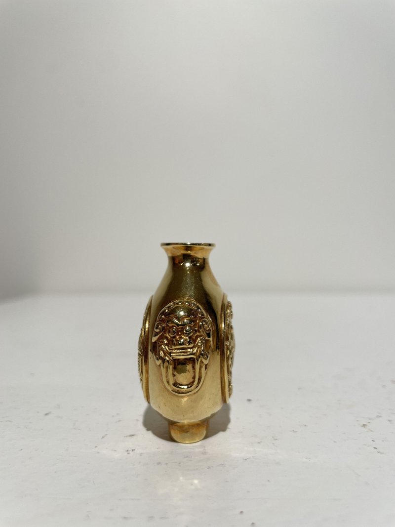 二十世紀 鑄金開光人物花卉紋鼻煙壺 | A GOLD 'PEONY AND LANDSCAPE' SNUFF BOTTLE - 图5