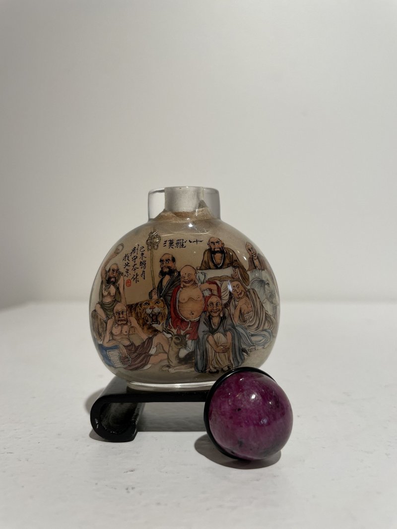 劉守本 玻璃内畫⌈十八羅漢⌋鼻煙壺 一九七九年作 | AN INSIDE PAINTED GLASS 'EIGHTEEN LUOHAN' SNUFF BOTTLE - 图21